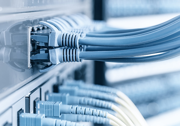 插入 AV-over-ip 适配器的以太网线缆